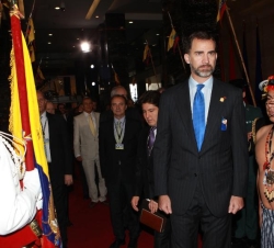 El Príncipe de Asturias frente al estandarte de Ecuador, a su llegada a la Asamblea Nacional de la República del Ecuador